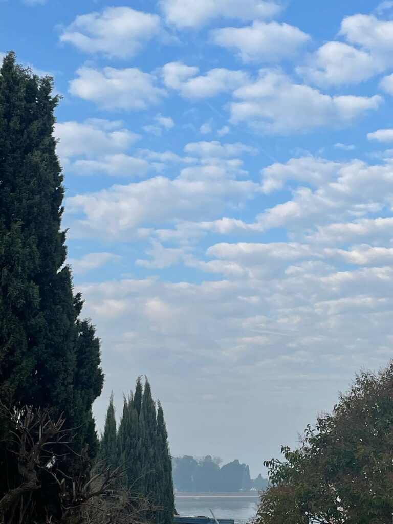 L&rsquo;isola di San Lazzaro degli Armeni &egrave; un vero gioiello tra le isole della laguna di Venezia, situata davanti al Lido e occupata prevalentemente dal suo monastero, oggi conta 22 monaci come unici abitanti.